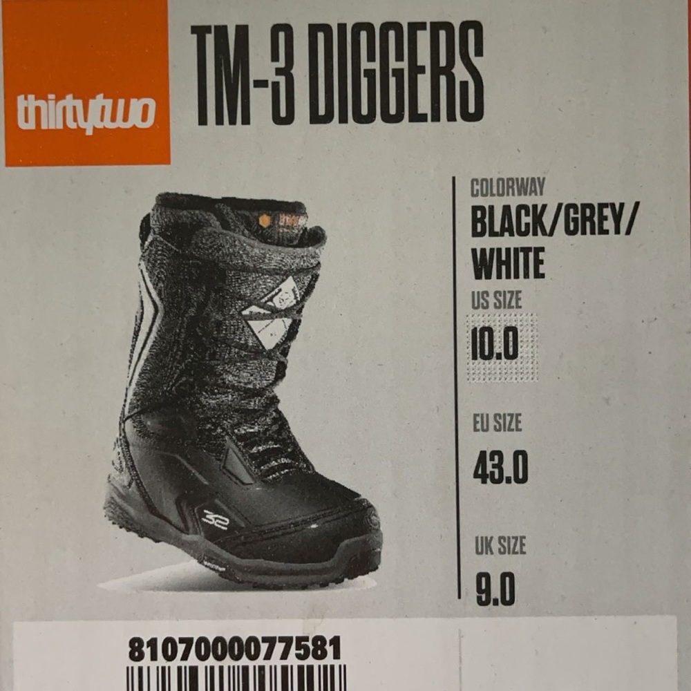 Snowboard boots